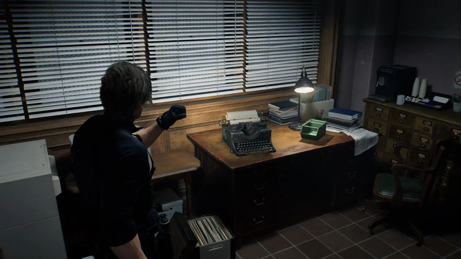 Leon y Grace explorando los alrededores del hospital